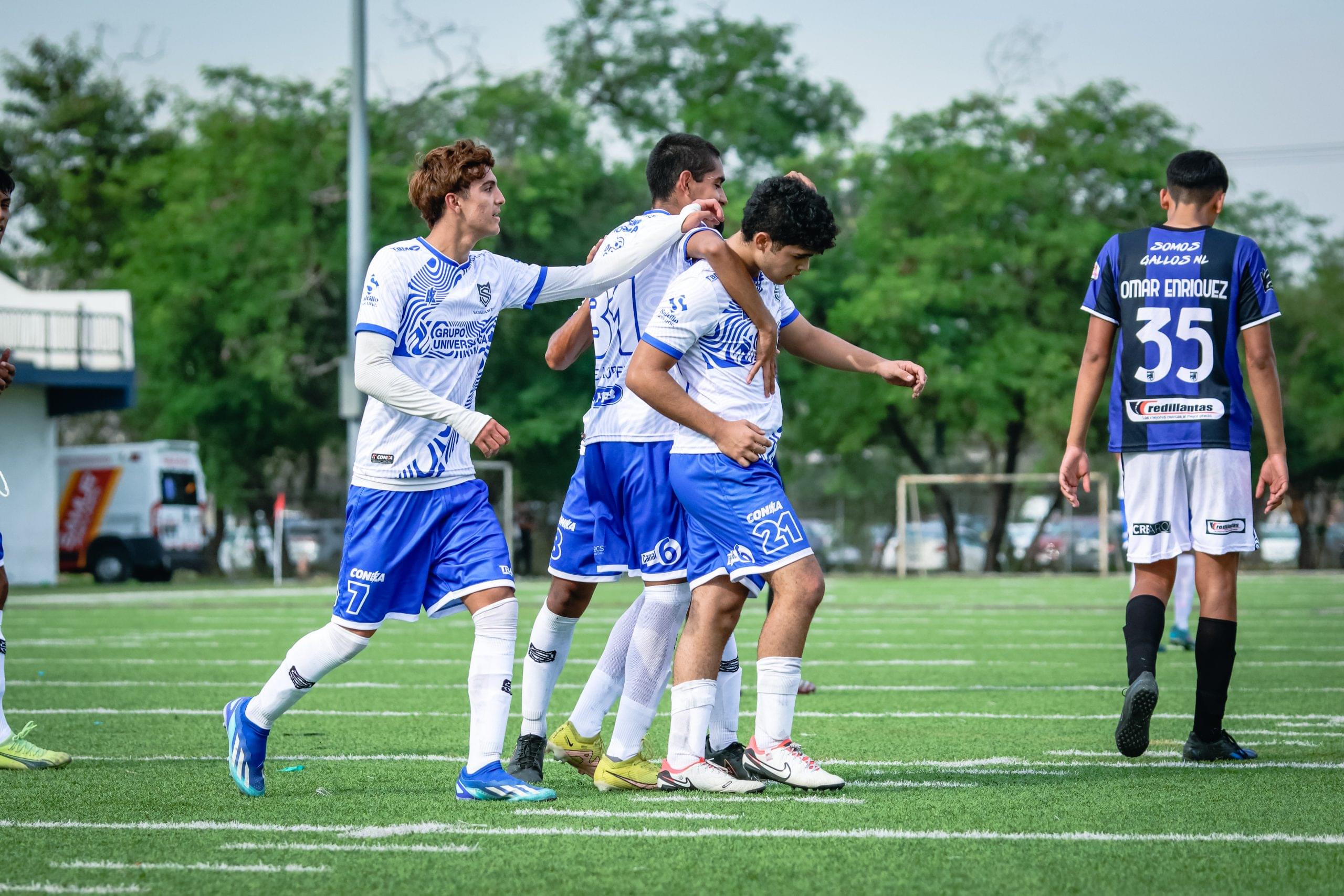 Jugadores del Saltillo Soccer festejando un gol en Monterrey, Nuevo León.