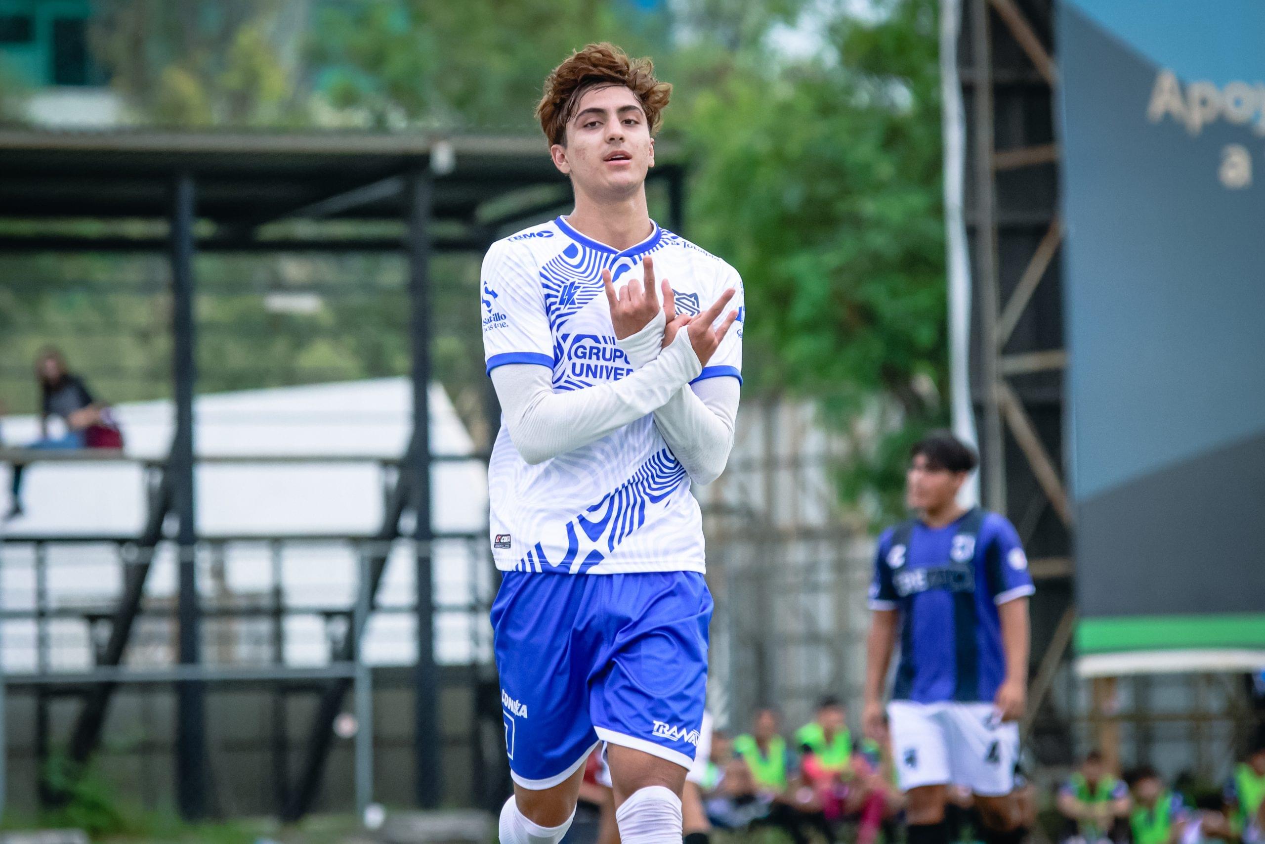 Diego Agüero, delantero del Saltillo Soccer, celebra su tercer gol en Liga TDP frente a Gallos NL