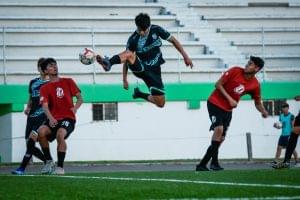 Jugador del Saltillo Soccer en el duelo ante San Pedro dentro de la Liga TDP.