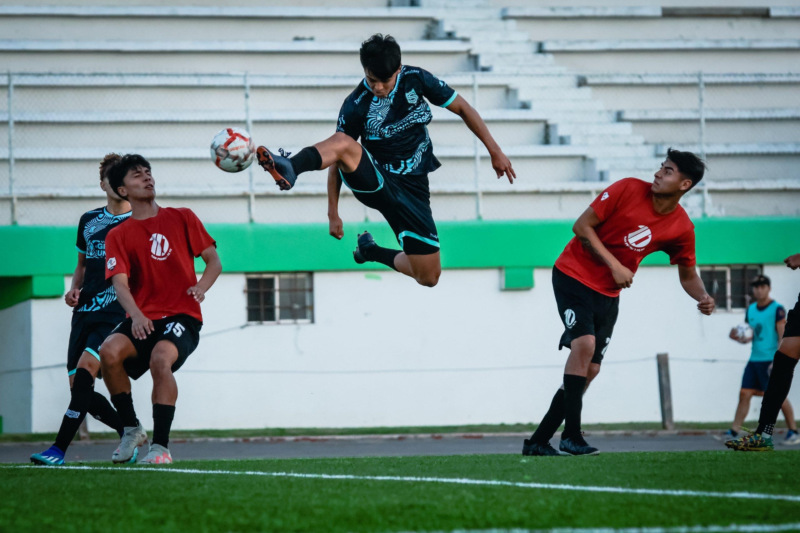 Jugador del Saltillo Soccer en el duelo ante San Pedro dentro de la Liga TDP.